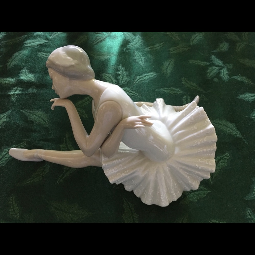 Retired Lladro Death of the Swan